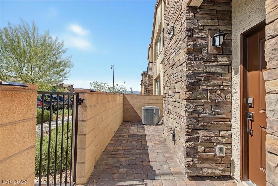2549 Venetia Pointe St - Photo 4 of 41
