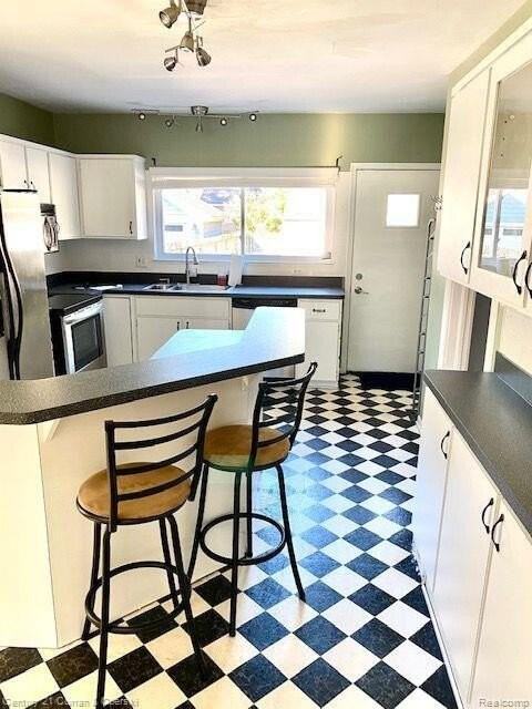 702 S Altadena Ave - Photo 2 of 16