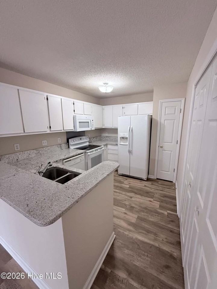 110 Breezewood Dr #H - Photo 6 of 12