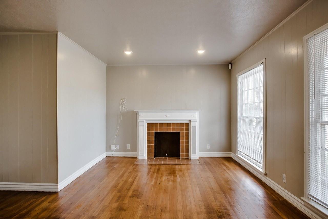 2419 32nd St - Photo 3 of 13
