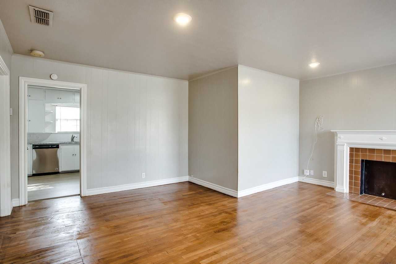 2419 32nd St - Photo 4 of 13