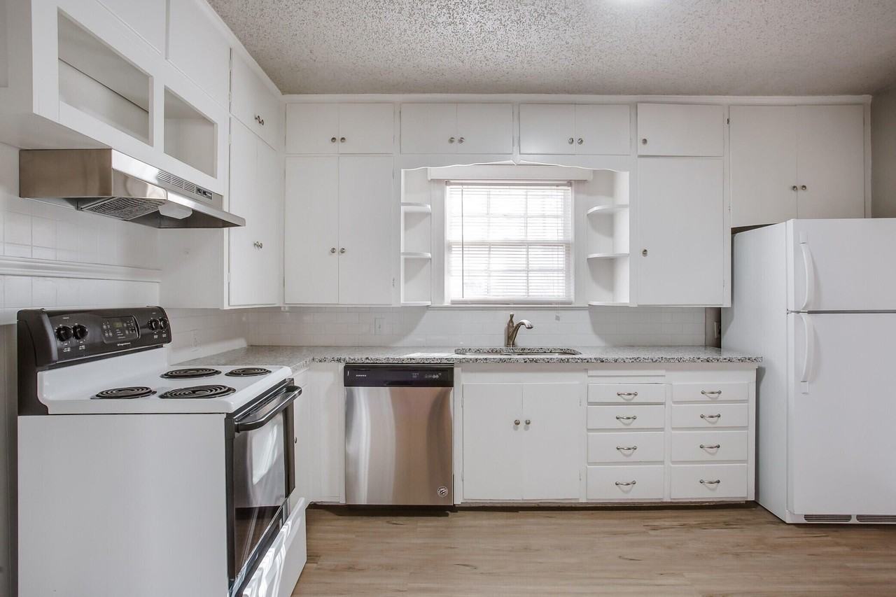 2419 32nd St - Photo 6 of 13