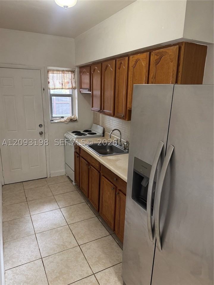 1020 Sw 5th St #4 - Photo 2 of 14