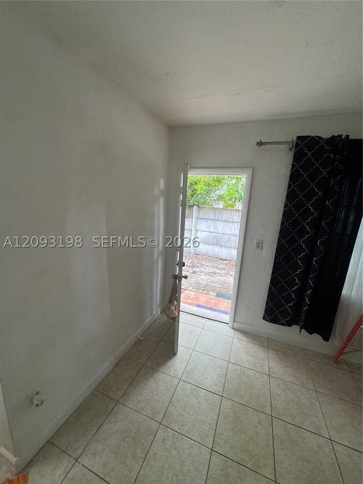 1020 Sw 5th St #4 - Photo 3 of 14