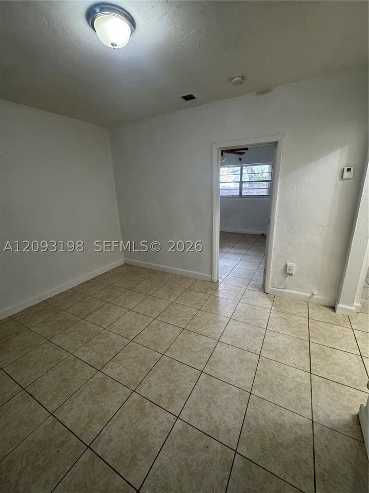 1020 Sw 5th St #4 - Photo 6 of 14