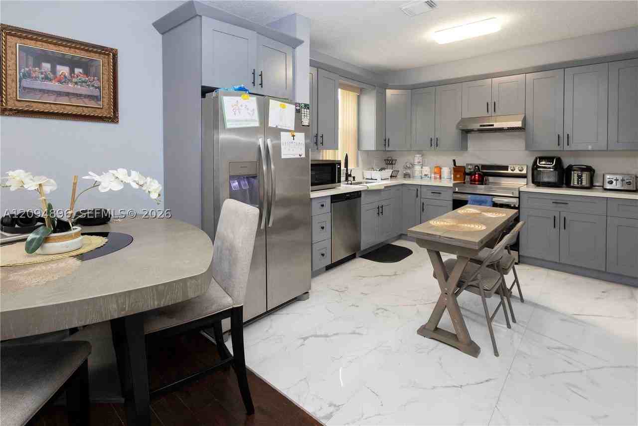 873 Nw 135th Ave - Photo 7 of 28