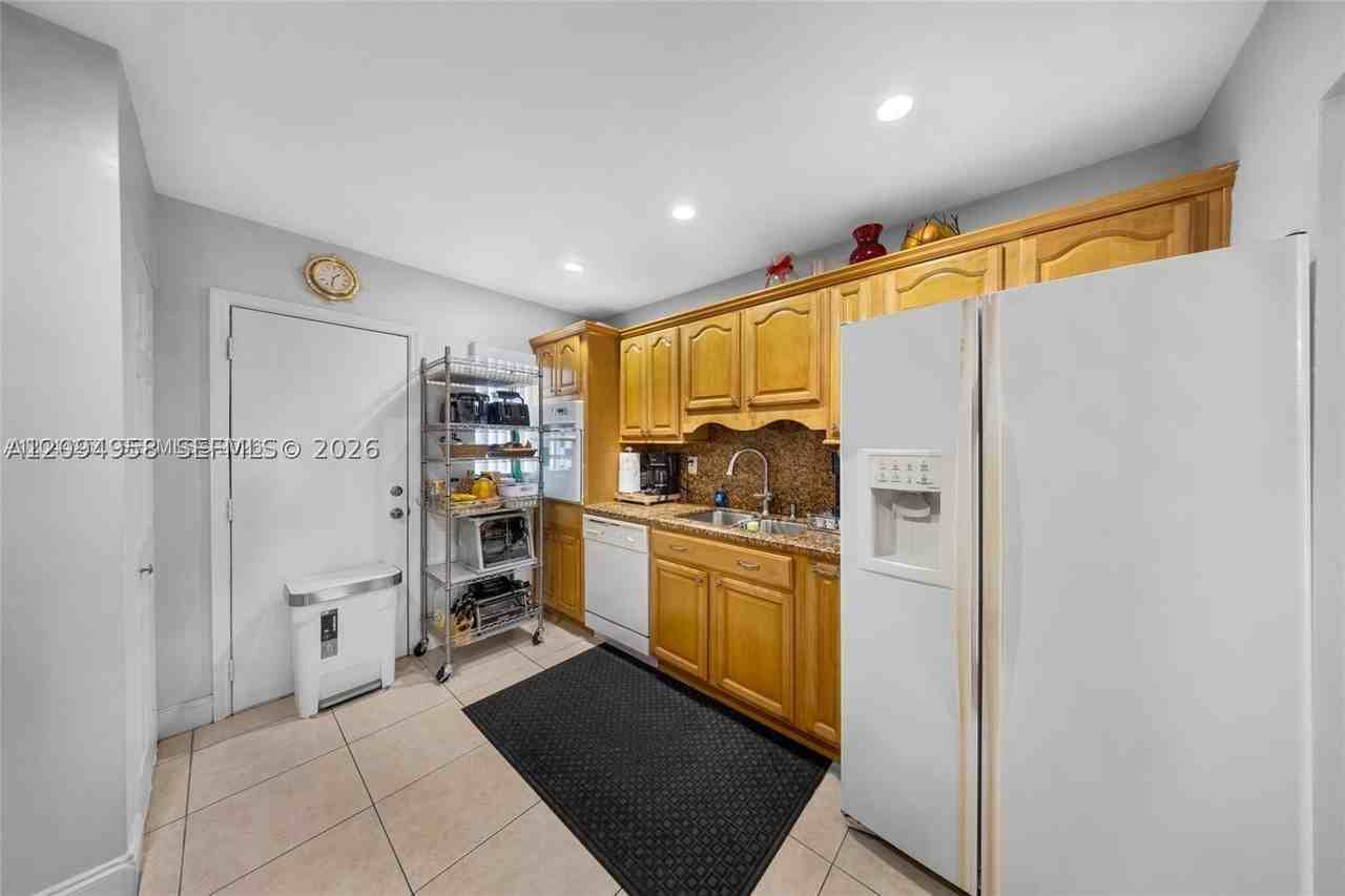 1950 W 54th St #206 - Photo 7 of 23