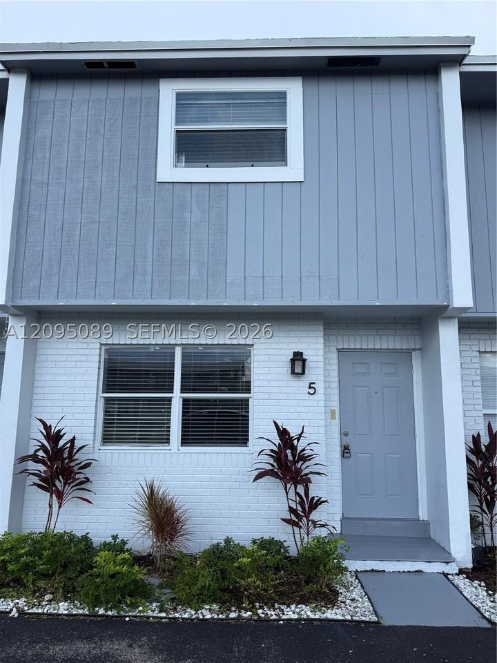 420 Ne 18th Ave #5 - Photo 2 of 12