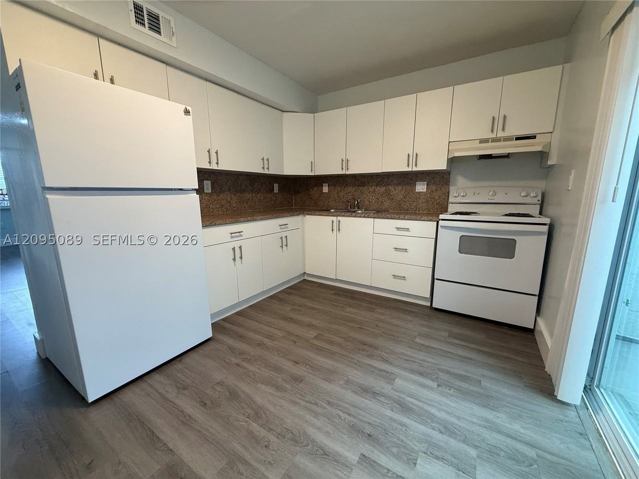 420 Ne 18th Ave #5 - Photo 4 of 12