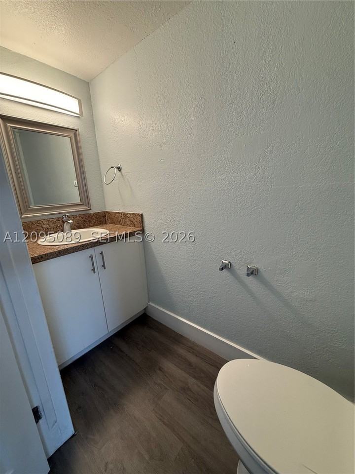 420 Ne 18th Ave #5 - Photo 7 of 12