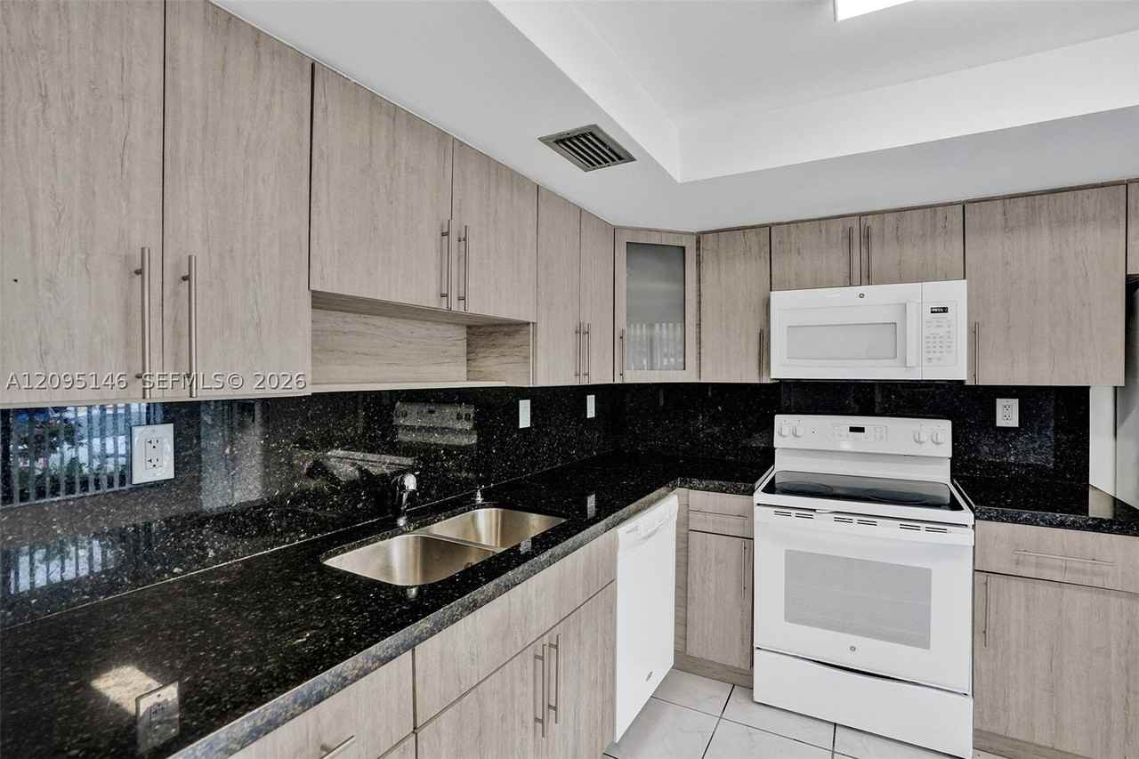 16500 Ne 27th Ave #53 - Photo 7 of 32