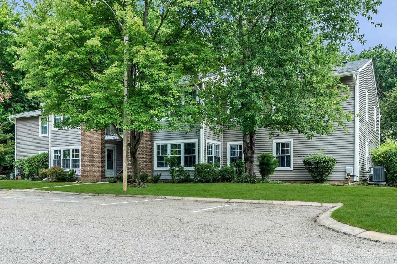 101 Pennsylvania Way - Photo 3 of 32