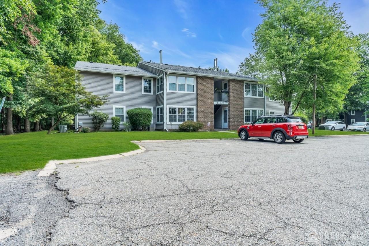 101 Pennsylvania Way - Photo 5 of 32