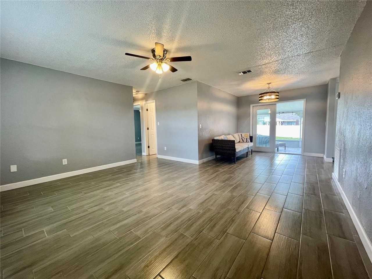 2107 E Atmore Cir - Photo 3 of 43