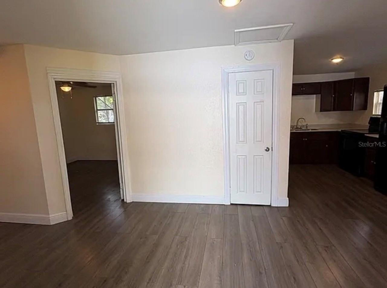 905 E Crawford St - Photo 7 of 9