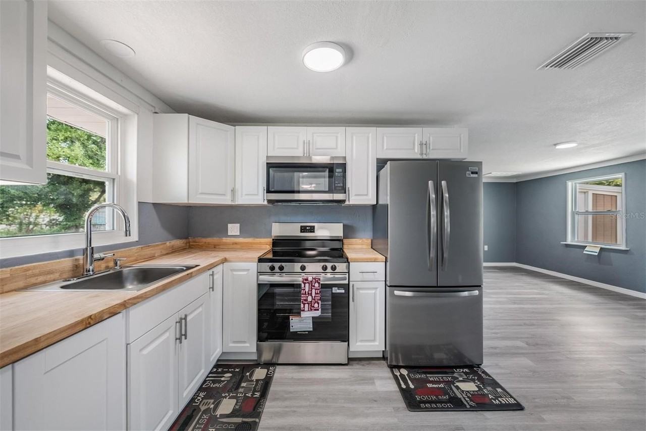 636 Stremma Rd - Photo 4 of 31