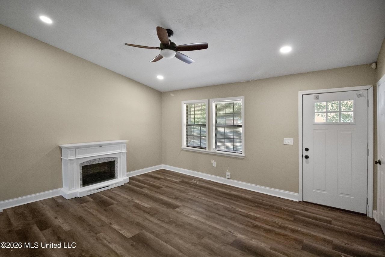 704 Berkshire St - Photo 4 of 20