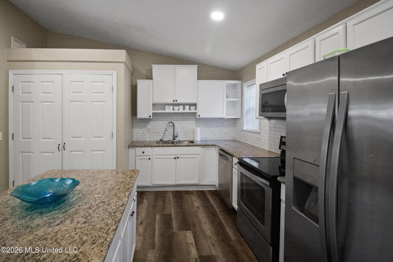 704 Berkshire St - Photo 6 of 20