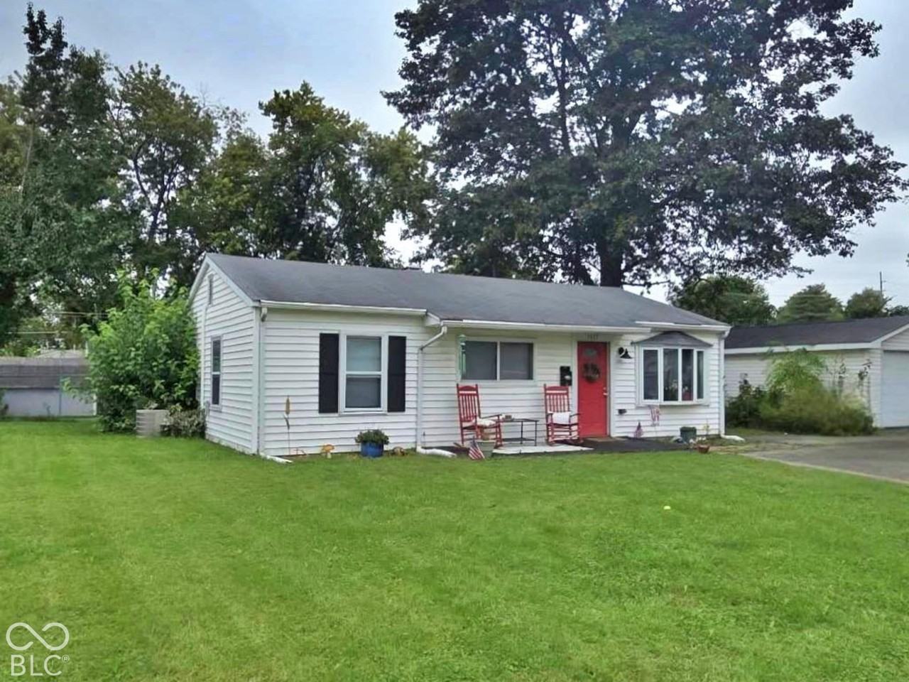 1433 Hillcrest Dr - Photo 3 of 21
