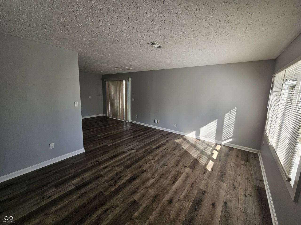 1433 Hillcrest Dr - Photo 4 of 21