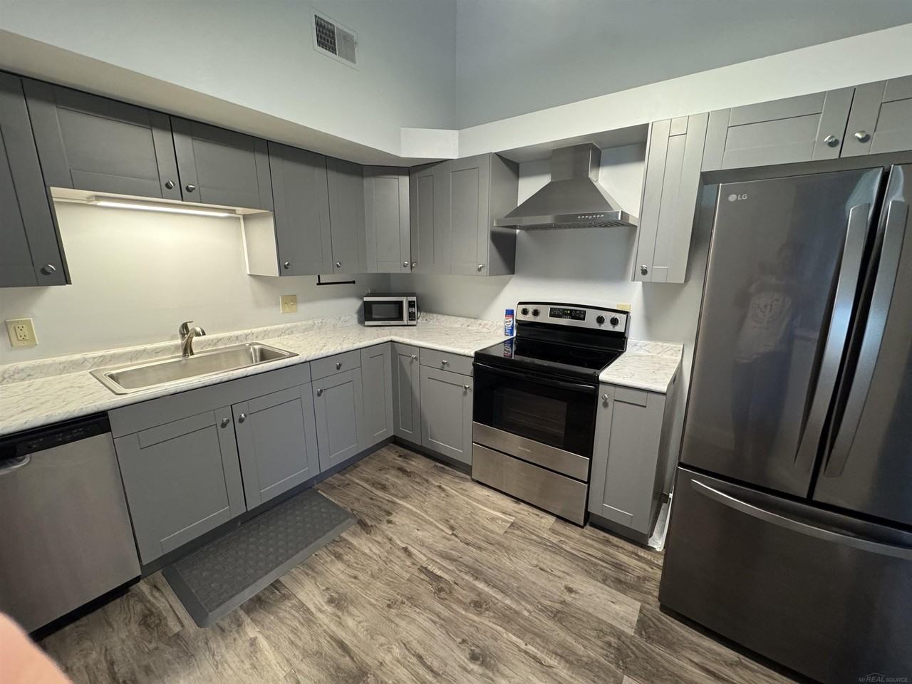 19137 Surrey Ln - Photo 2 of 13