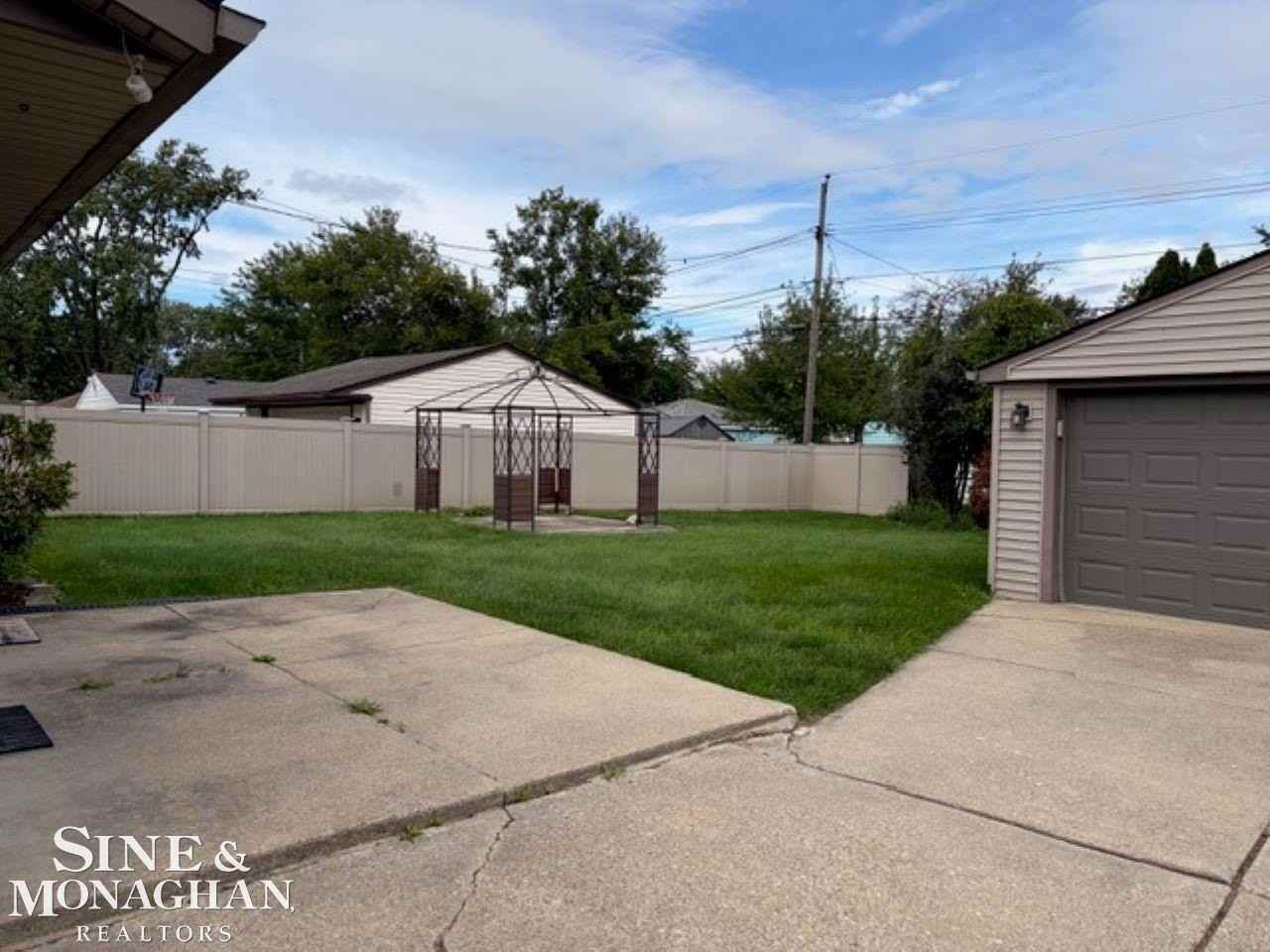 2331 Parliament Dr - Photo 3 of 20