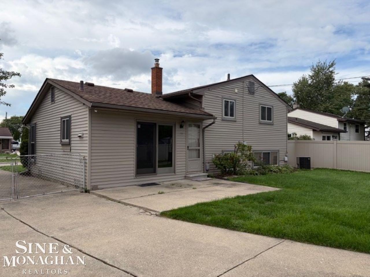 2331 Parliament Dr - Photo 4 of 20
