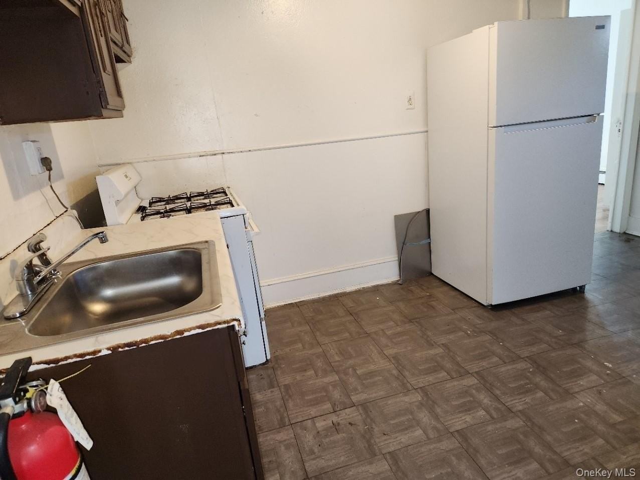 180 W Main St #6 - Photo 3 of 6