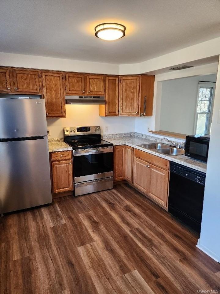 16 Harbor Hill Ct - Photo 3 of 27