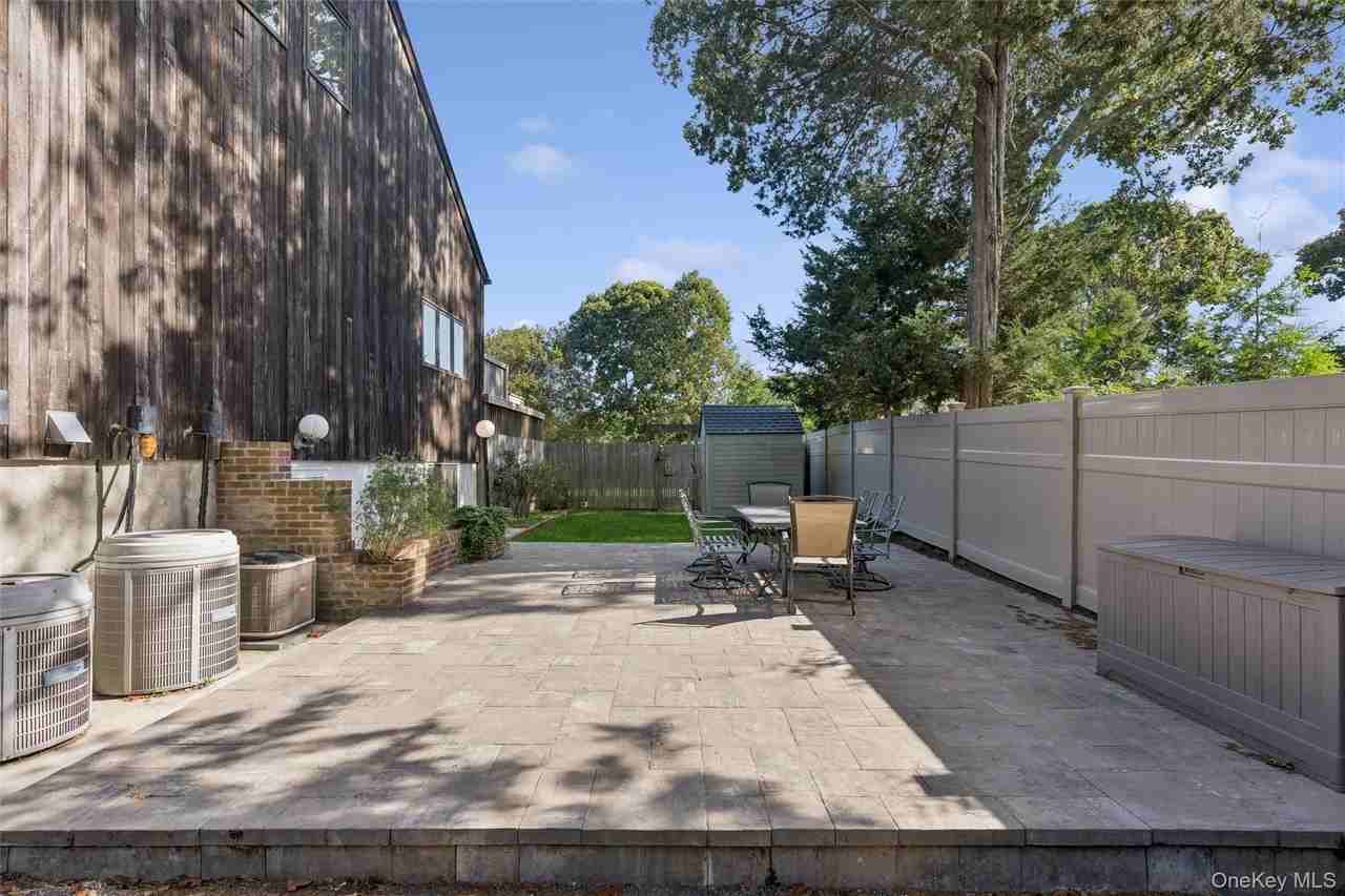 624 Noyack Rd - Photo 2 of 19
