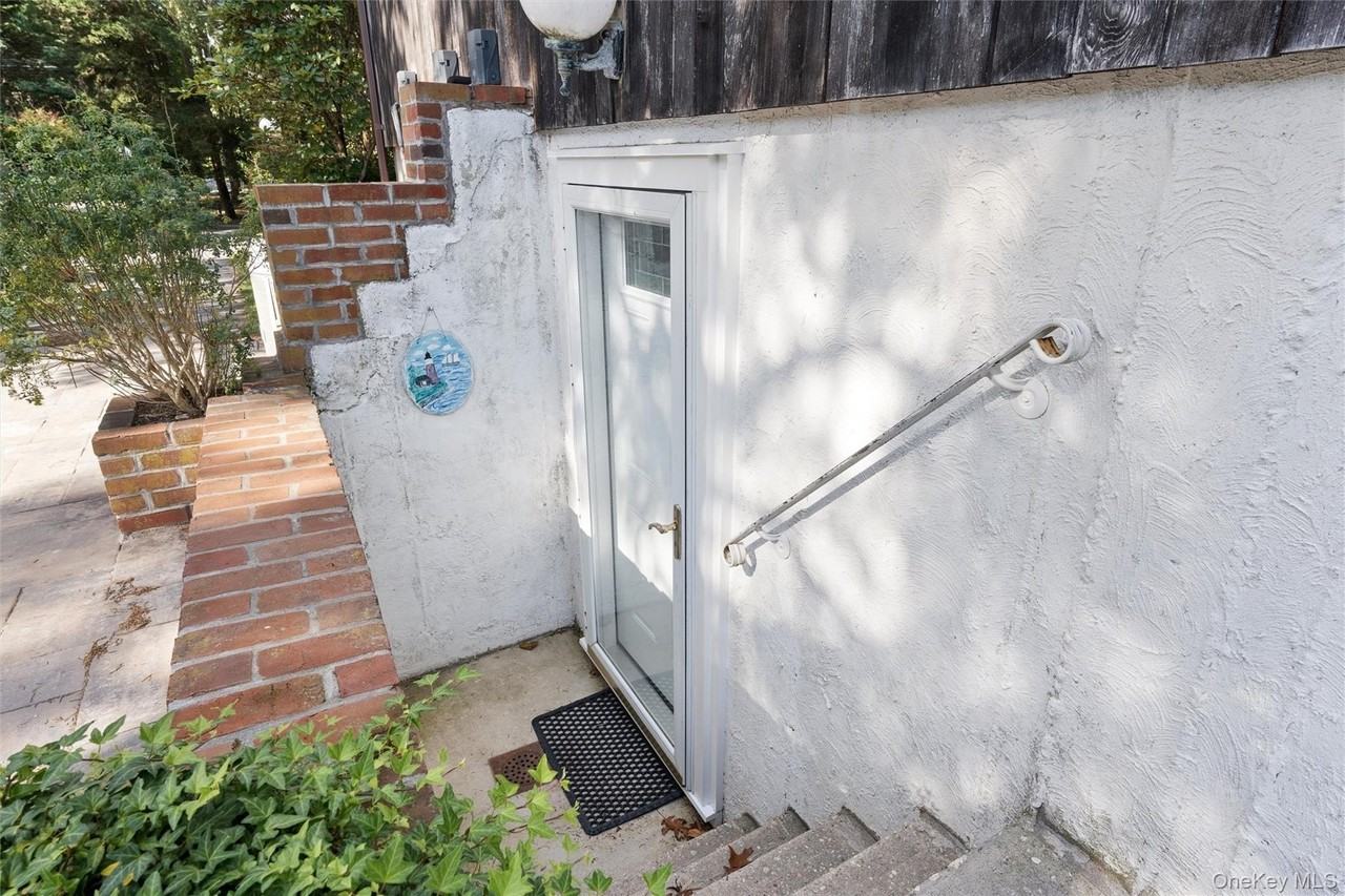 624 Noyack Rd - Photo 3 of 19