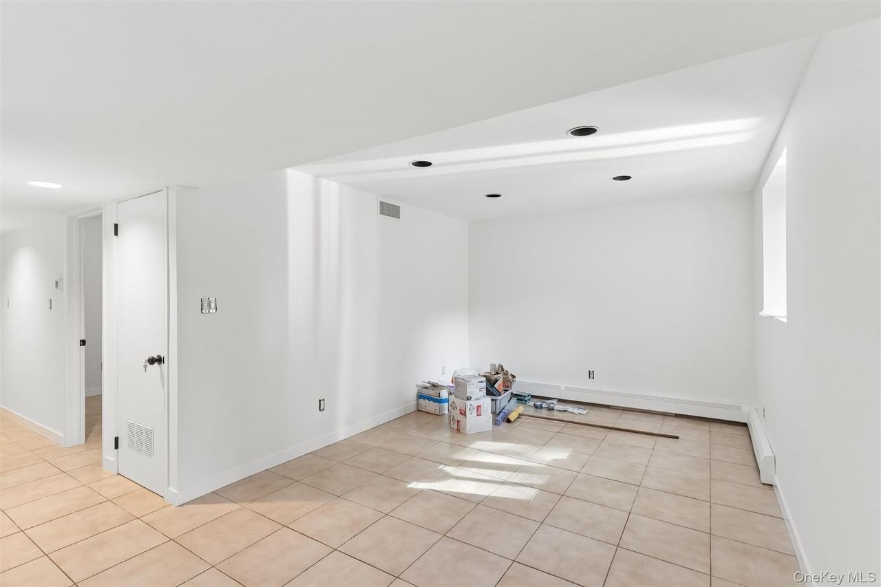 624 Noyack Rd - Photo 4 of 19