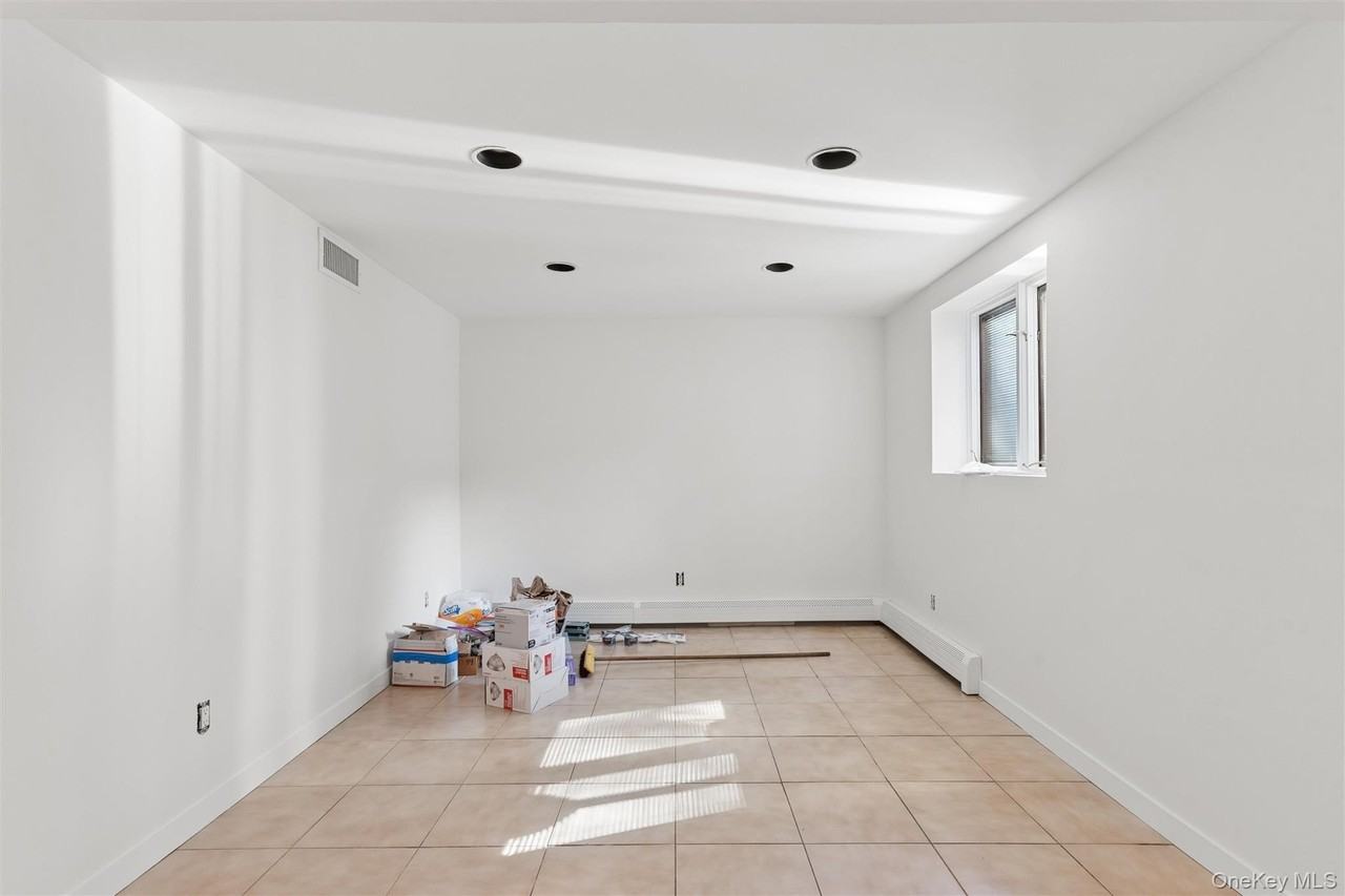 624 Noyack Rd - Photo 5 of 19