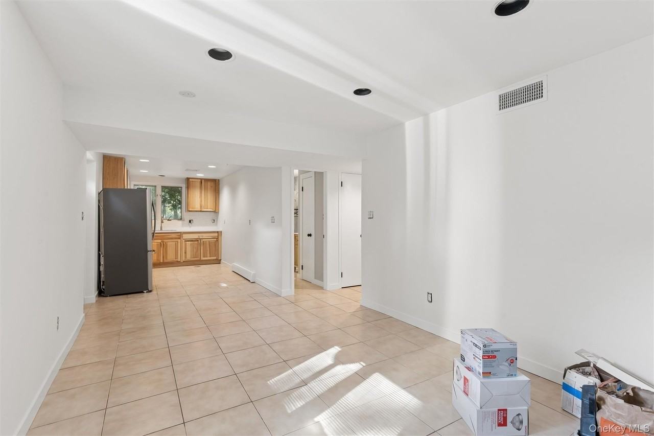 624 Noyack Rd - Photo 6 of 19