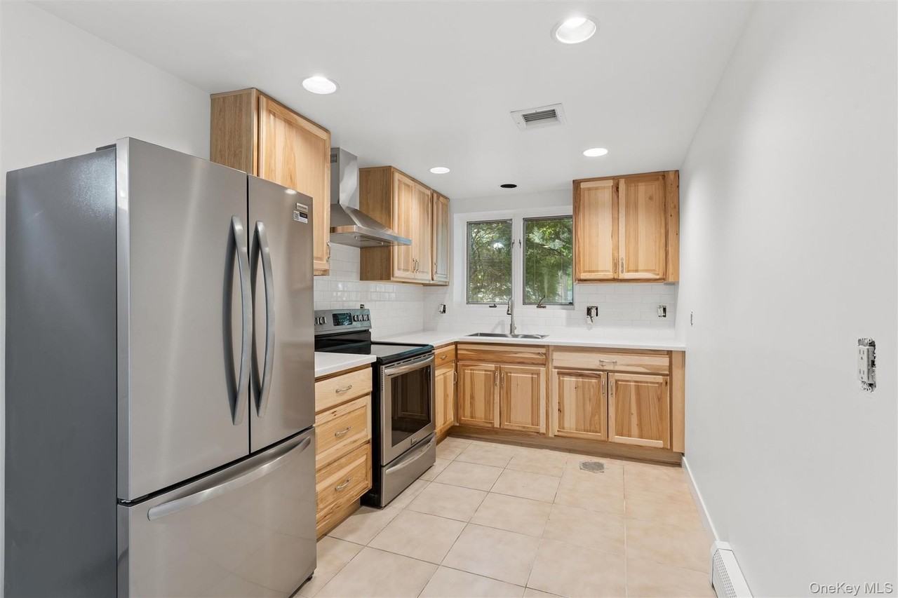 624 Noyack Rd - Photo 7 of 19