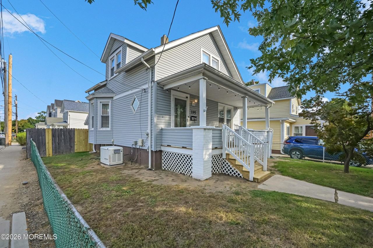 195 7th St - Photo 2 of 28