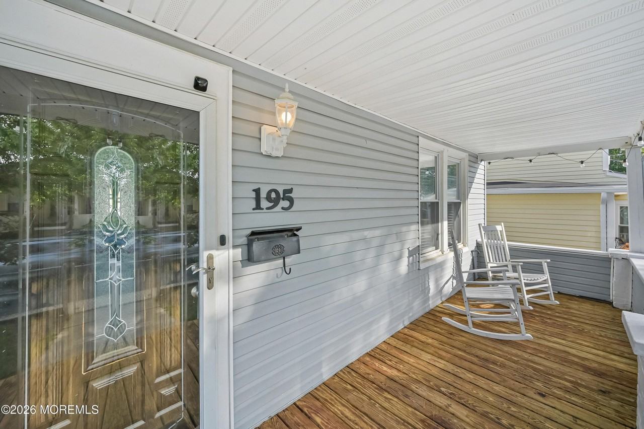 195 7th St - Photo 4 of 28