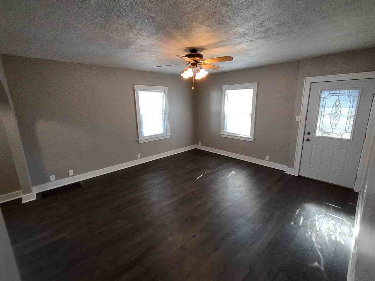 912 Douglas St - Photo 3 of 16
