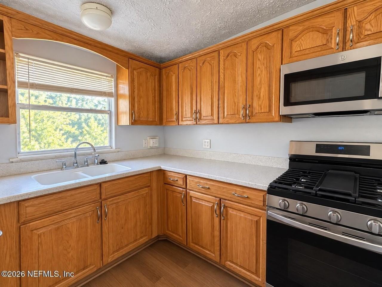 1011 Pheasant Dr - Photo 5 of 16