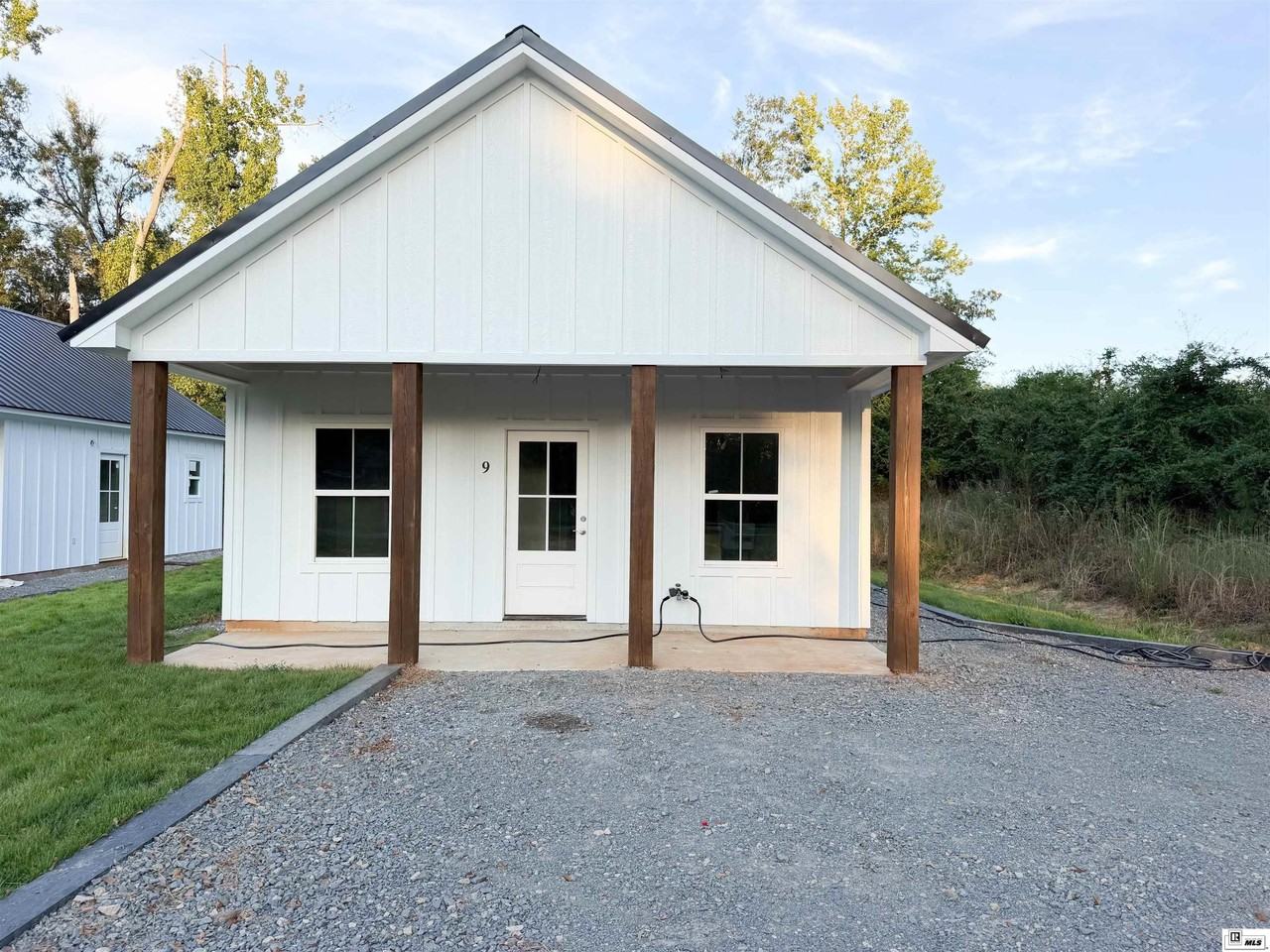 918 Harrell Rd - Photo 2 of 11