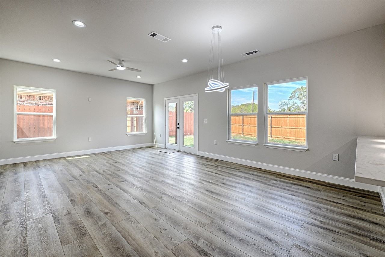 210 Mineral Wells St #B - Photo 5 of 30