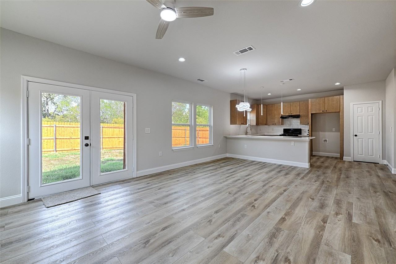 210 Mineral Wells St #B - Photo 6 of 30