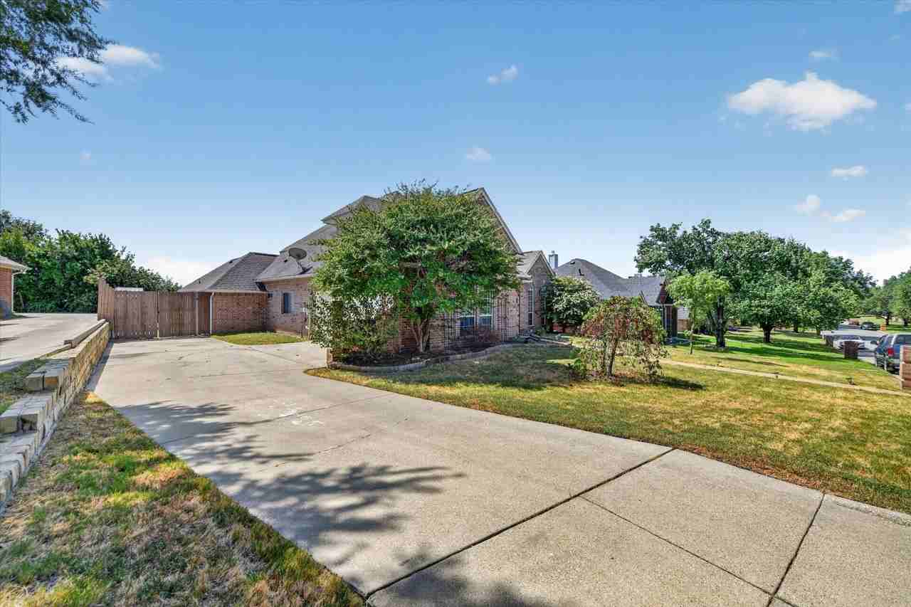 305 Brazil Dr - Photo 3 of 40