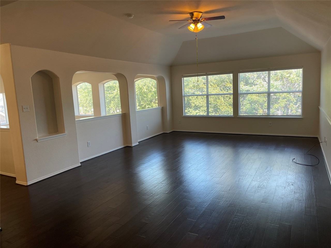 714 Crockett Dr - Photo 3 of 40