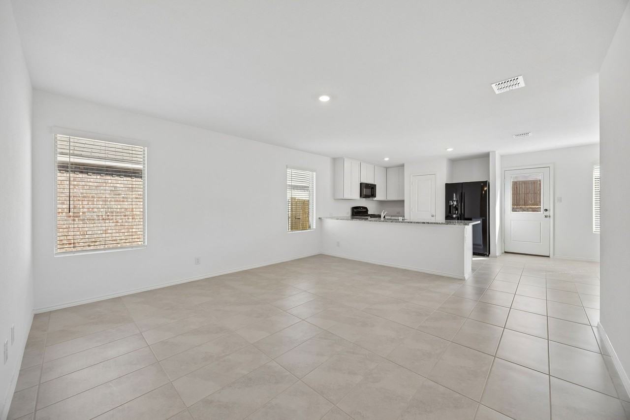 1633 Rosy Finch Dr - Photo 4 of 12