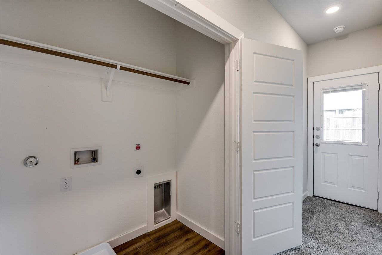 705 Blackland Dr - Photo 2 of 21