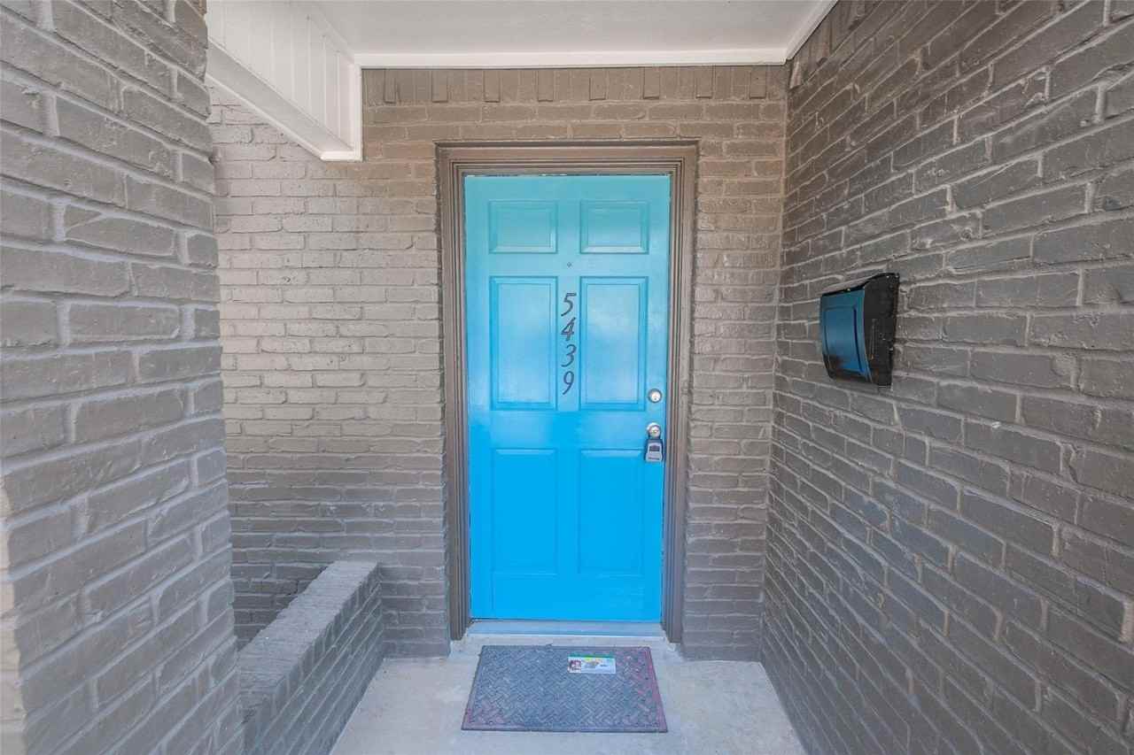 5439 Pershing Ave - Photo 2 of 22