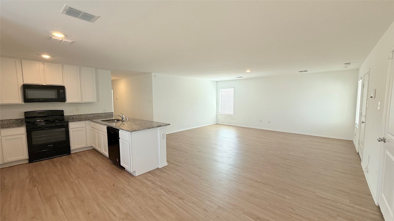 1005 Desert Willow Dr - Photo 4 of 18