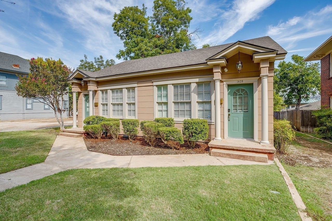 1622 Mistletoe Blvd - Photo 3 of 20