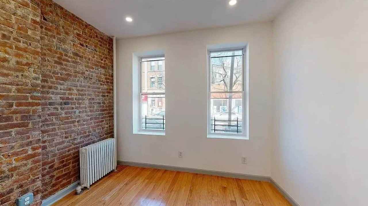 932 Seneca Ave - Photo 2 of 8